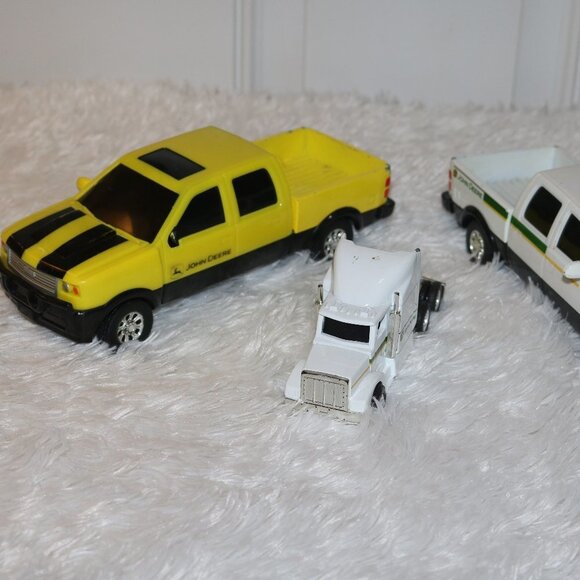 Lot of 3 John Deere trucks different scales slight playwear - Picture 1 of 6